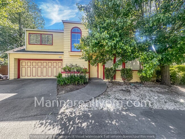 Building Photo - Charming 4 bedroom 2.5 bath in Glen Cove, ...