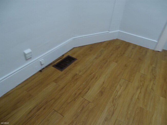 Foto del edificio - 1 br, 1 bath Apartment - 550 Dennis St