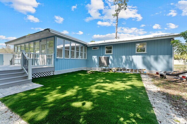 Trasera derecha - 3100 Mildred Dr