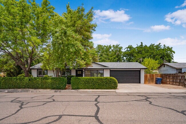 Foto del edificio - "Charming Newly Remodeled 4-Bed Oasis Touches in St. George – 1528 Sq Ft of Comfort!"