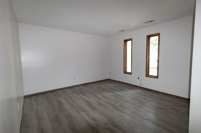 Foto del edificio - 3616-3618 Sugar Tree Lane