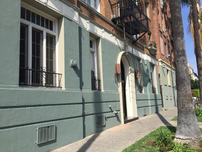 Front - 407 S Kenmore Ave