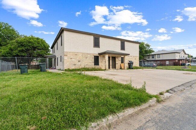 Foto del edificio - **6 Weeks Free!!!** Spacious 3-Bedroom Townhome in Quiet Community!