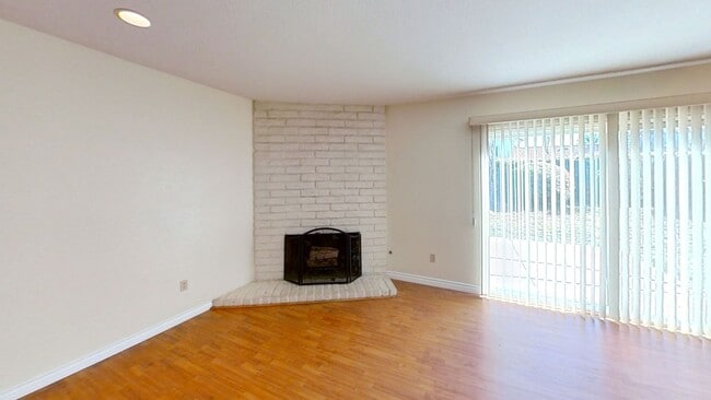 Foto del edificio - Price Reduction! Large 4 Bedroom, 2.5 Bath...