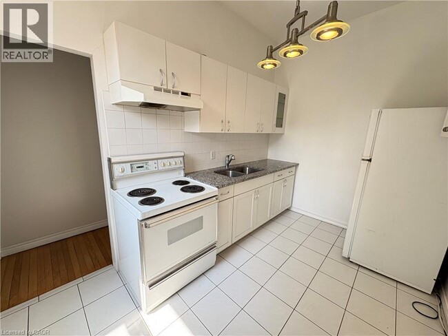 Building Photo - 55 Barton St W