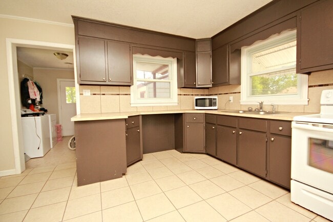 Building Photo - Well-Maintained Two Bedroom Milan Home