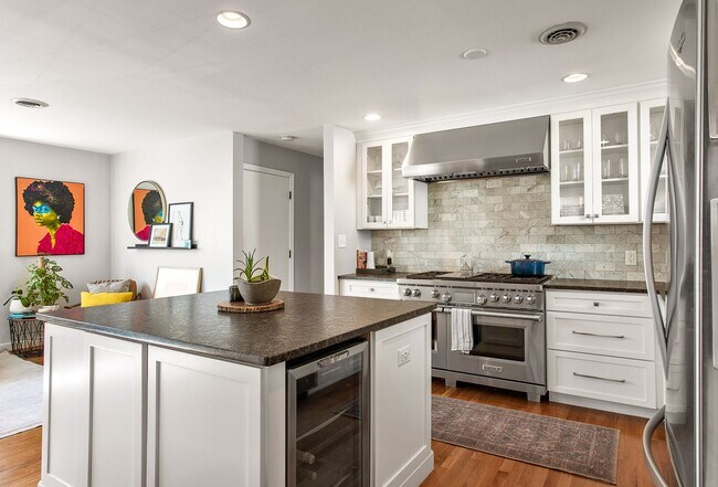 Building Photo - Beautiful Bungalow in Willow Lawn
