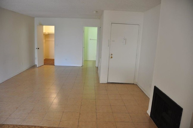 Building Photo - 9848 Tabor St