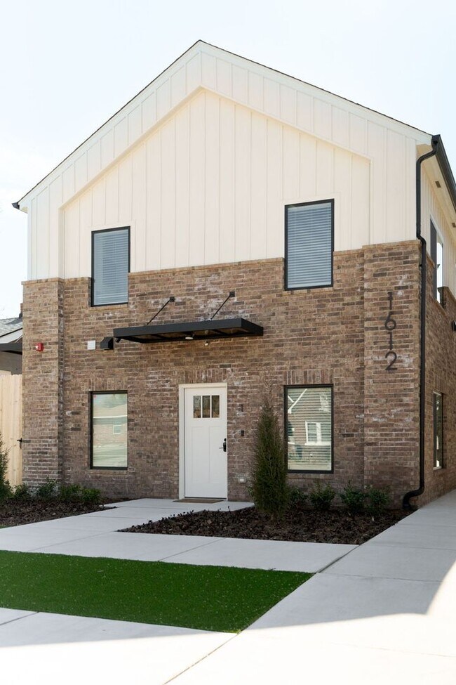 Foto del edificio - Ground Floor with Back Patio