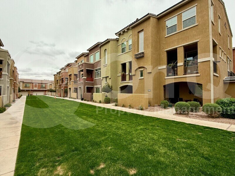Foto principal - 240 W Juniper Ave