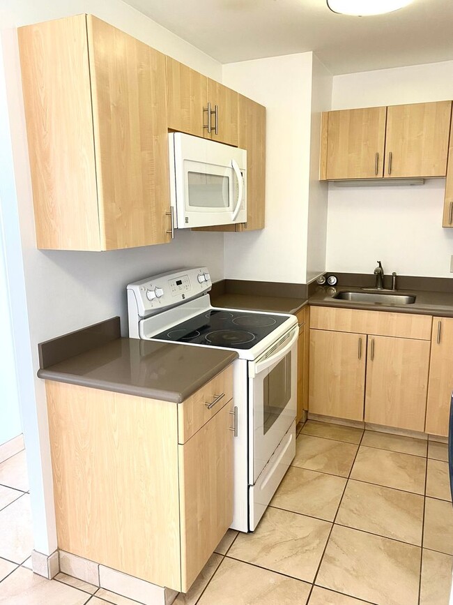 Building Photo - Liliha Square - 2 Bedroom 1 Bath 1 Parking