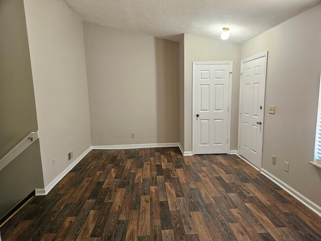 Building Photo - Don't miss out on this 2 bed 2.5 bath cond...