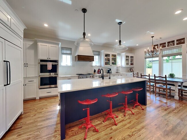 Building Photo - IMMACULATE HOME IN UNIVERSITY HEIGHTS! UPD...