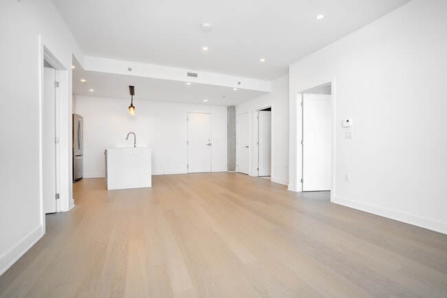 Building Photo - 7070 Boul Newman