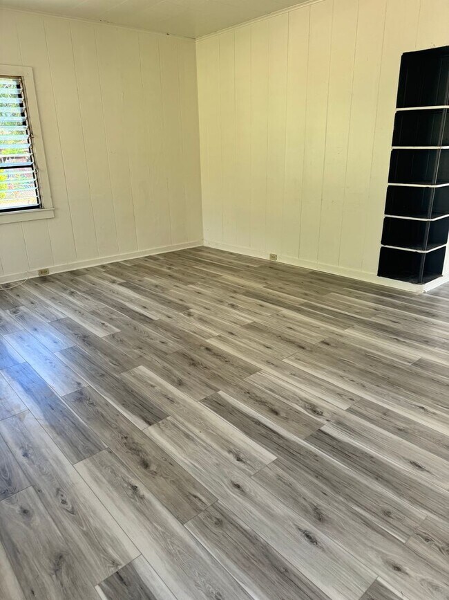 Foto del edificio - Partly Furnished 3 bedroom 1 bath single f...