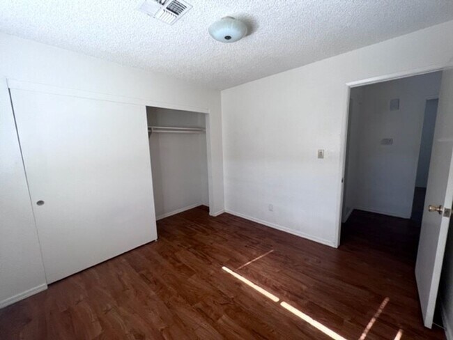 Foto del edificio - 2 Bedroom upstairs Apartment