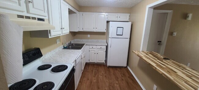 Foto del edificio - 2 Bed / 1.5 Bath Townhome with Garage, Located near Downtown Elizabeth!