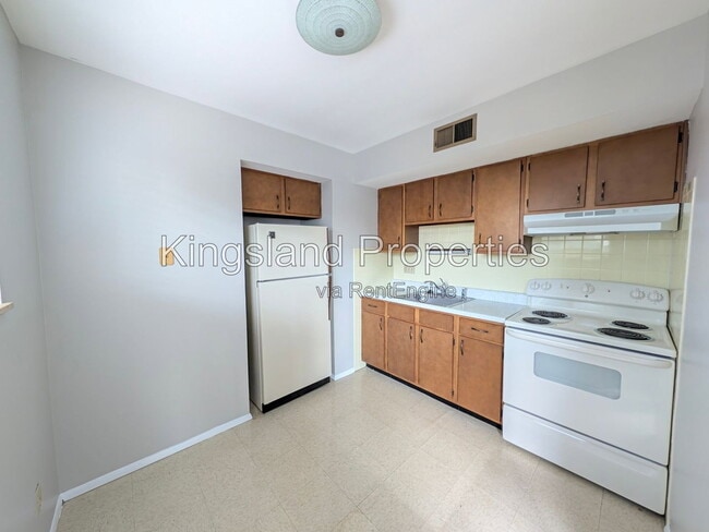 Building Photo - 5353 Walsh St