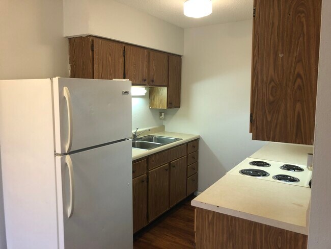 Kitchen - 504 E Chellis St