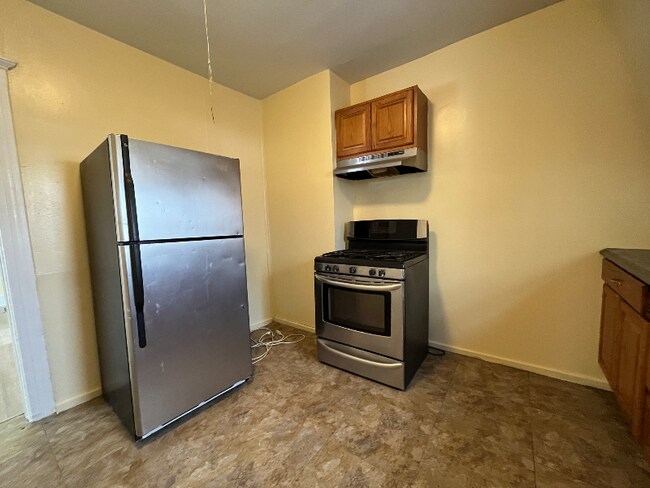 Building Photo - 683 State St