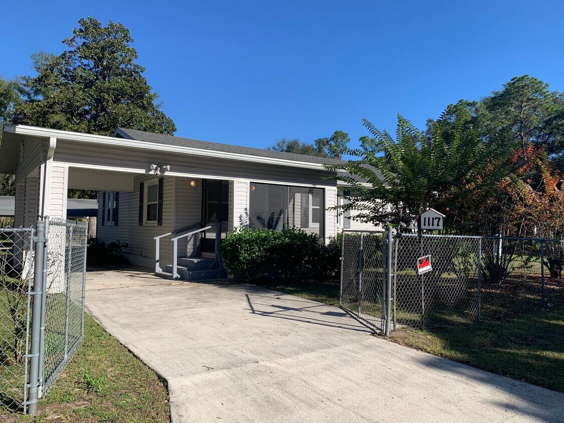 Primary Photo - Cute 3/1 on 1/2 acre.