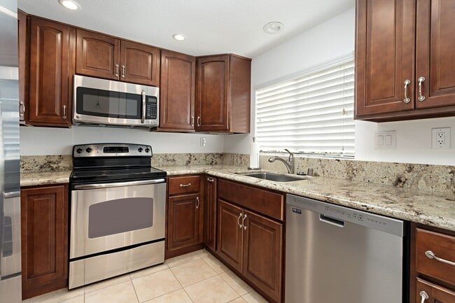 Building Photo - Beautiful 2 bed 2 bath in Carlsbad!