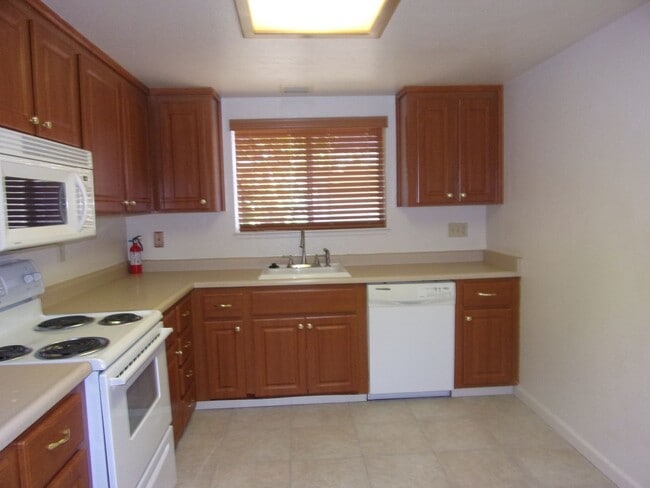 Building Photo - 1941 Grande Cir