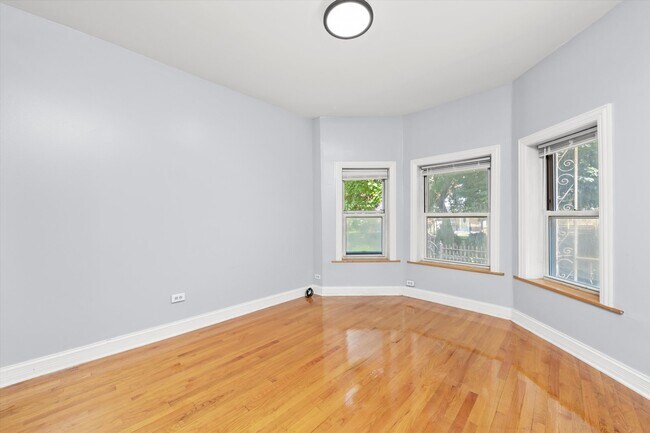 Foto del edificio - 2911 W Belden Ave