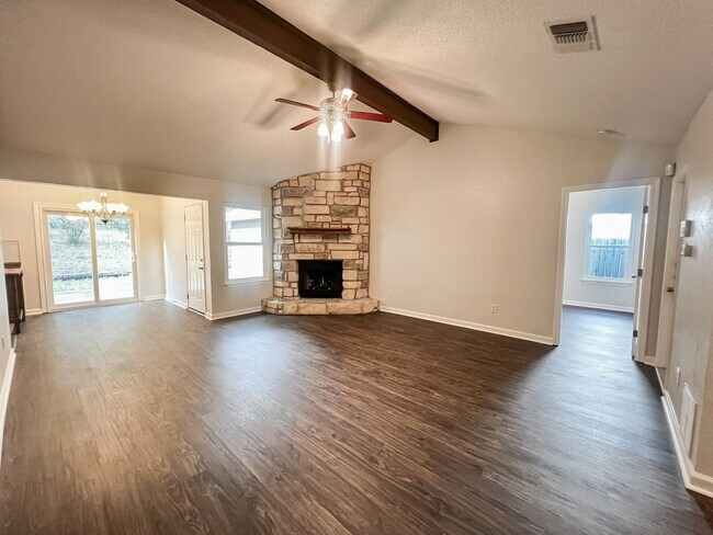Foto del edificio - Recently Renovated 3/2 Home in South Austin with Bonus Room + Additional Storage
