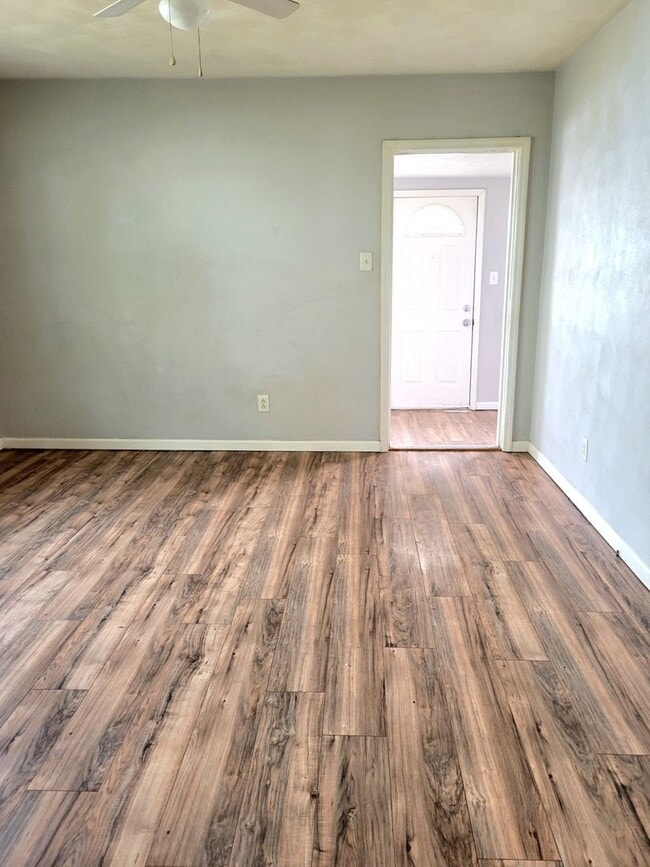 Building Photo - Updated and rent ready...450 Hamilton, Woo...