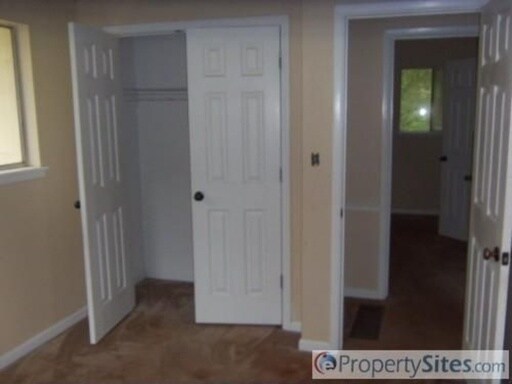 Building Photo - 819 Country View Dr