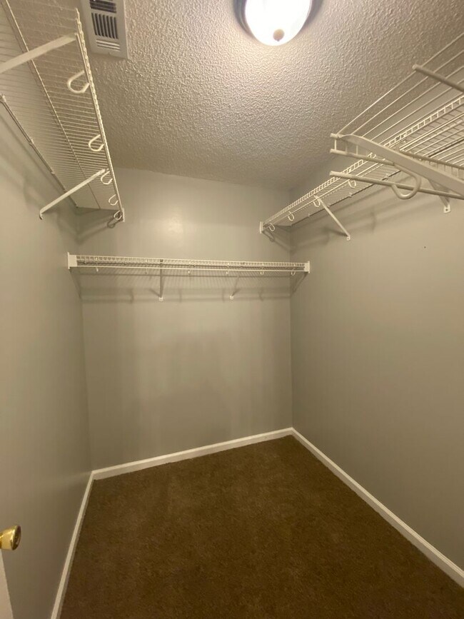 Building Photo - 3928 Laurelbrook Dr