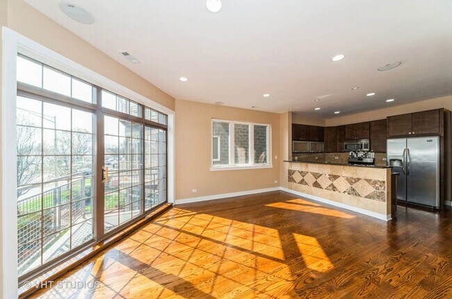 Foto del edificio - 7932 W Grand Ave