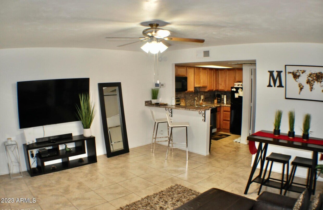 Primary Photo - 700 E University Dr