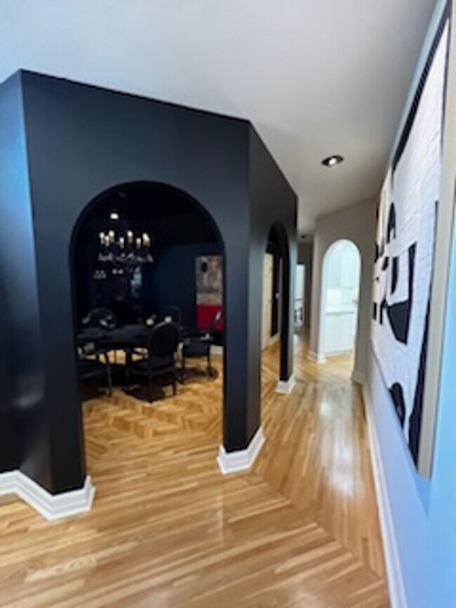 Building Photo - Stunning Custom Built Home with ALL Utilit...