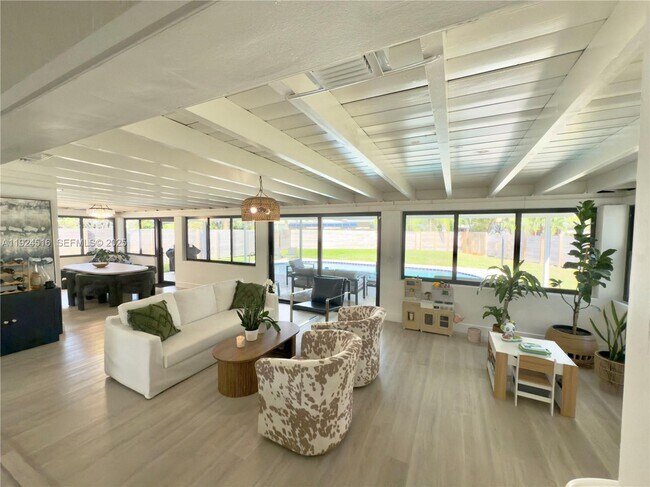 Foto del edificio - 325 NE 121st Terrace