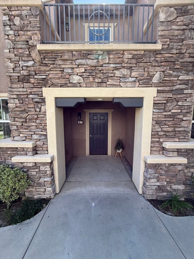Building Photo - Beautiful 4 Bedroom, 2 1/2 Bathroom Townho...