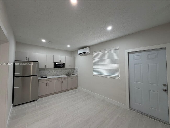 Building Photo - 10921 SW 144th Ave