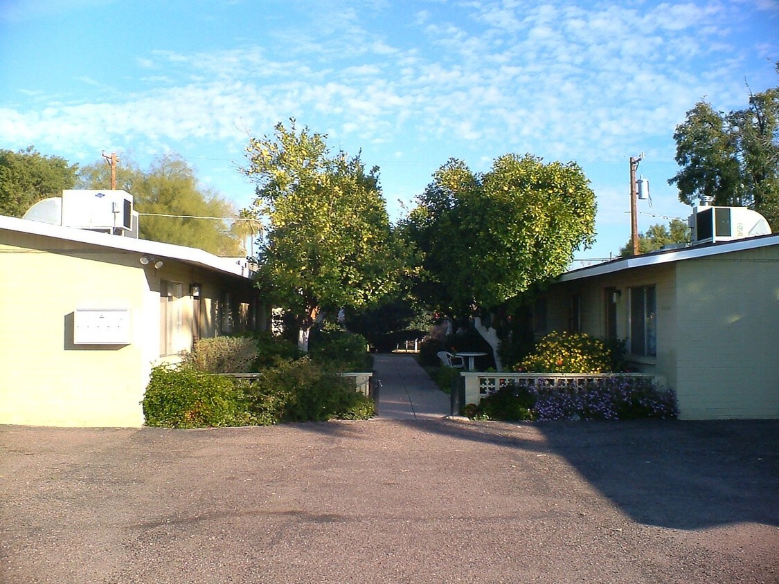 Building Photo - 2324 W Orangewood Ave