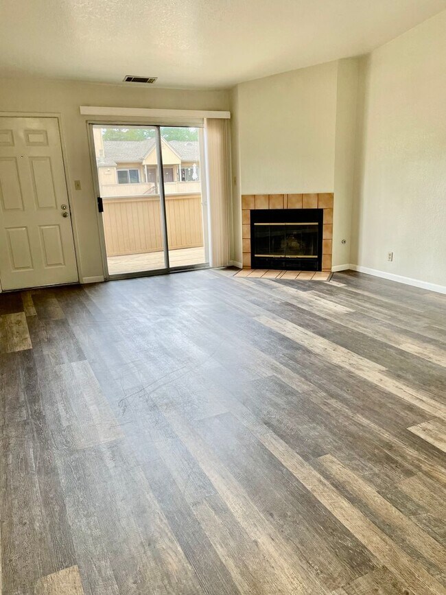 Building Photo - Charming Carmichael complex