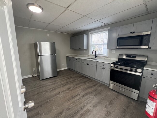 Building Photo - Newly Renovated 4 Bedroom / 2 Bathroom Woo...