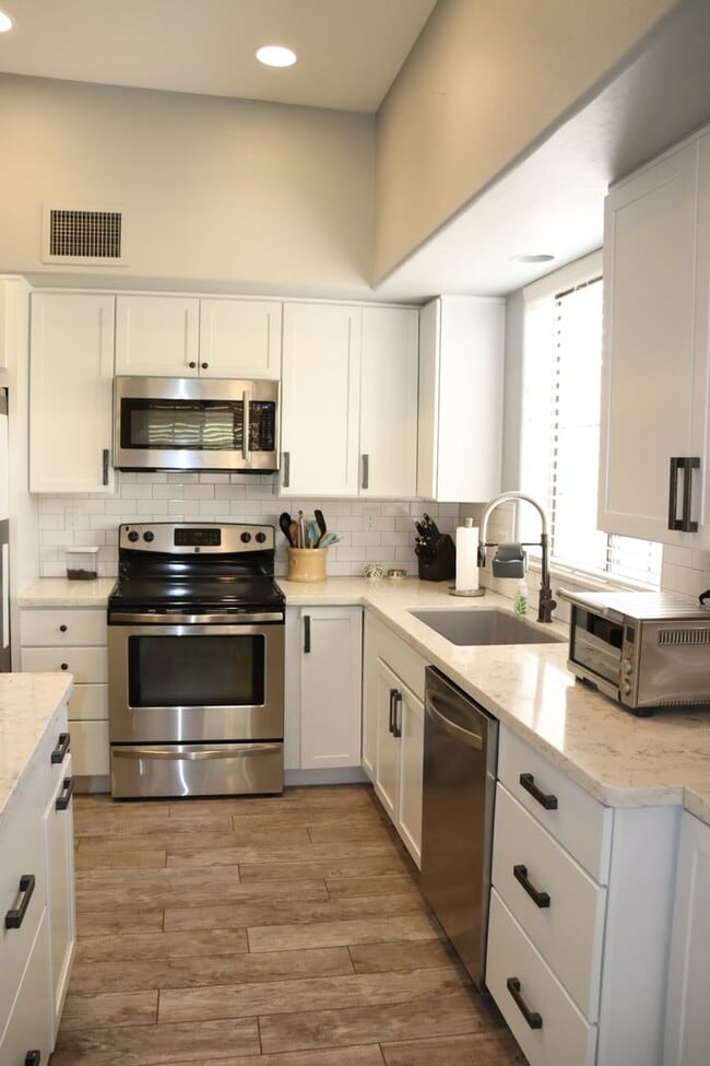 Building Photo - 4 Bedroom 3 Bath