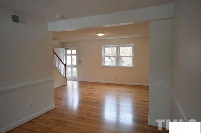 Building Photo - 1637 Sutton Dr