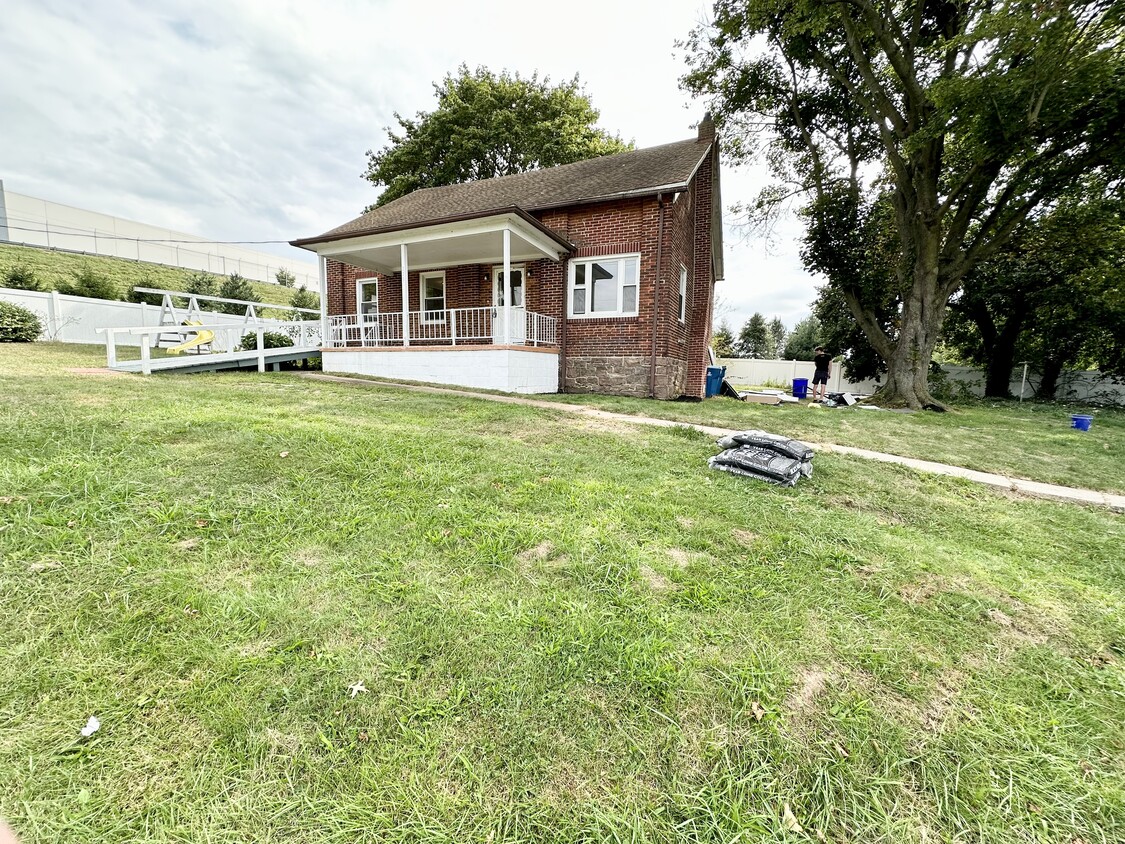 Primary Photo - 225 Zions View Rd