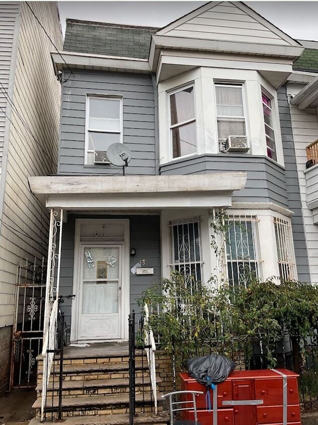 Foto principal - Spacious 5BR Duplex in Vibrant Newark!