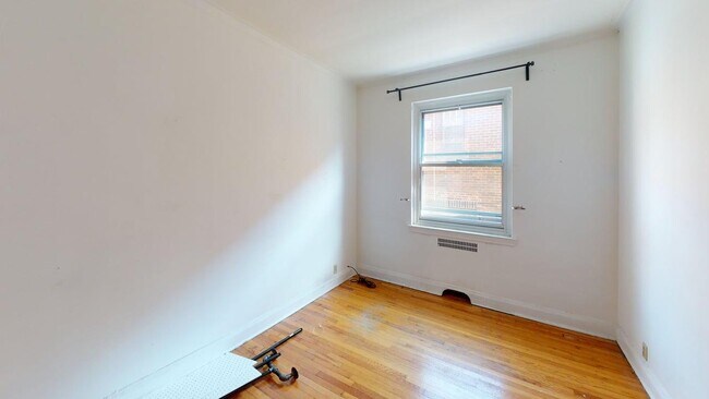 Building Photo - 5050 Av Roslyn