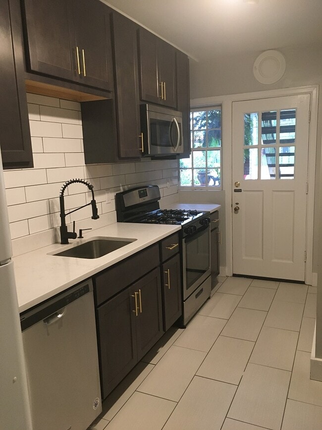 Building Photo - 150-152 N Brentwood