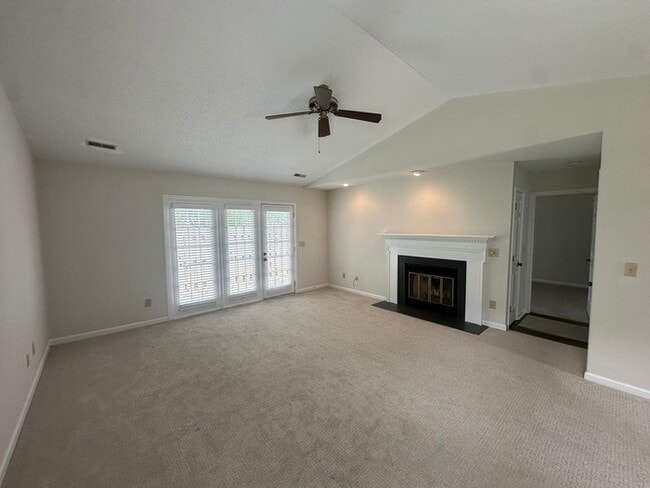 Building Photo - Charming End Unit w/2 Bed 2 Bath near Nort...