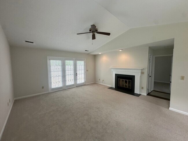 Foto del edificio - Charming End Unit w/2 Bed 2 Bath near Nort...
