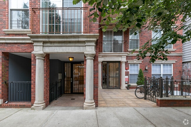 Building Photo - 216 Calyer St